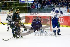 DEL - Pre-Playoffs - 1. Spiel - ERC Ingolstadt - Straubing Tigers - Thomas Brandl (12, Straubing Tigers) jubelt. Torwart Timo Pielmeier (ERC 51), Alexander Barta (ERC 92) und Benedikt Kohl (ERC 34) schauen zu. Foto: Adalbert Michalik