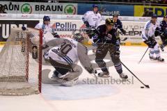 ERC-Ingolstadt gegen Hamburg Freezers Robert Sabolic schiesst sein 1. Tor Foto: Juergen Meyer