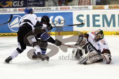 Joe Motzko scheitert mit einem Torschuss am Augsburger Torhüter Leonardo Conti. Aufgenommen im Spiel ERC Ingolstadt gegen Augsburg Panther am 28.01.2011 in der Ingolstädter Saturn Arena.