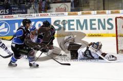 Joe Motzko scheitert mit einem Torschuss am Augsburger Torhüter Leonardo Conti. Aufgenommen im Spiel ERC Ingolstadt gegen Augsburg Panther am 28.01.2011 in der Ingolstädter Saturn Arena.