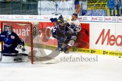 DEL - Pre-Playoffs - 1. Spiel - ERC Ingolstadt - Straubing Tigers - Benedikt Kohl (ERC 34) im Zweikampf mit René Röthke (91, Straubing Tigers) Foto: Adalbert Michalik