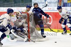 DEL - Pre-Playoffs - 1. Spiel - ERC Ingolstadt - Straubing Tigers - John Laliberte (ERC 15) wird von Sandro Schönberger (27, Straubing Tigers) in Bedrängnis gebracht. Torwart Matt Climie (33, Straubing Tigers) Maury Edwards (23, Straubing Tigers) Colton J