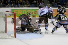 ERC-Ingolstadt gegen Krefeld Pinguine Jared Ross verpasst den Puck  Foto: Jürgen Meyer