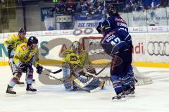 DEL - ERC Ingolstadt - Krefeld Pinguine - Jared Ross scheitert am Torhüter. Jean O´Connor schaut zu. Foto Adalbert Michalik