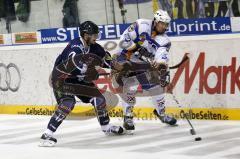 Peter Schaefer (blau) im Zweikampf um den Puck gegen Patrick Vogl (weiss). Aufgenommen im Spiel zwischen ERC Ingolstadt und EHC München in der Ingolstädter Saturn Arena am 20.02.2011. Endstand 2:3 nach Penaltyschiessen.