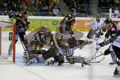 ERC-Ingolstadt gegen Krefeld Pinguine Derek Hahn im Zweikampf Foto: Jürgen Meyer