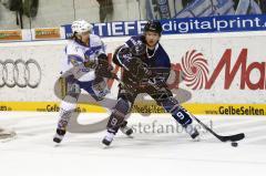 Bob Wren im Zweikampf gegen Rene Kramer (18 weiss). Aufgenommen im Spiel zwischen ERC Ingolstadt und EHC München in der Ingolstädter Saturn Arena am 20.02.2011. Endstand 2:3 nach Penaltyschiessen.