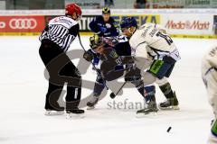 DEL - Pre-Playoffs - 1. Spiel - ERC Ingolstadt - Straubing Tigers Simon Schütz (ERC 97) Steven Zalewski (15, Straubing Tigers) Foto: Adalbert Michalik