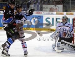 Thomas Greilinger im Zweikampf vor dem Tor. Aufgenommen im Derby zwischen dem ERC Ingolstadt und den Straubing Tigers in der Saturn Arena Ingolstadt am 26.12.2010