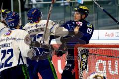 DEL - Pre-Playoffs - 1. Spiel - ERC Ingolstadt - Straubing Tigers Danny Irmen (ERC 19) teilt gegen Maury Edwards (23, Straubing Tigers) aus. Foto: Adalbert Michalik