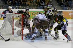 ERC-Ingolstadt gegen Krefeld Pinguine Derek Hahn im Zweikampf Foto: Jürgen Meyer