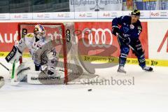 DEL - Pre-Playoffs - 1. Spiel - ERC Ingolstadt - Straubing Tigers Patrick McNeill (ERC 2) hinter dem Tor. Torwart Matt Climie (33, Straubing Tigers) am Boden. Foto: Adalbert Michalik