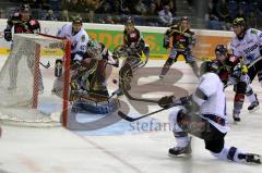 ERC-Ingolstadt gegen Krefeld Pinguine Joe Motzko mit dem Ausgleichstreffer zum 1:1 Foto: Jürgen Meyer