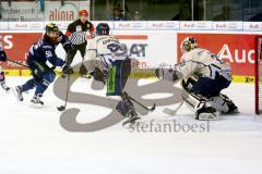 DEL - Pre-Playoffs - 1. Spiel - ERC Ingolstadt - Straubing Tigers - Thomas Pielmeier (ERC 50) schießt aufs Tor. Torwart Matt Climie (33, Straubing Tigers) versucht zu halten. Foto: Adalbert Michalik