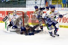 DEL - Pre-Playoffs - 1. Spiel - ERC Ingolstadt - Straubing Tigers - John Laliberte (ERC 15) wird von Sandro Schönberger (27, Straubing Tigers) in Bedrängnis gebracht. Torwart Matt Climie (33, Straubing Tigers) Maury Edwards (23, Straubing Tigers) Colton J