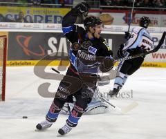 André Huebscher bejubelt das Tor von Matt Hussey zum 1:0. Aufgenommen im Derby zwischen dem ERC Ingolstadt und den Straubing Tigers in der Saturn Arena Ingolstadt am 26.12.2010