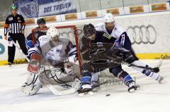 Bob Wren zieht zum Tor. Thomas Greilinger im Hintergrund schaut zu. Aufgenommen am 01.03.2011 während dem Spiel ERCI vs. Hamburg Freezers in der Ingolstädter Saturn Arena. Endstand 3:5.