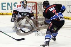 Wyatt Smith scheitert mit einem Torschuss am Augsburger Torhüter Leonardo Conti. Aufgenommen im Spiel ERC Ingolstadt gegen Augsburg Panther am 28.01.2011 in der Ingolstädter Saturn Arena.