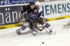 Rick Girard ist schneller als Christopf Schubert und kann noch einen Pass spielen. Aufgenommen am 01.03.2011 während dem Spiel ERCI vs. Hamburg Freezers in der Ingolstädter Saturn Arena. Endstand 3:5.