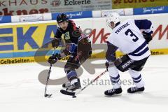 Matt Hussey versucht Patrick Traverse auszuspielen Aufgenommen am 01.03.2011 während dem Spiel ERCI vs. Hamburg Freezers in der Ingolstädter Saturn Arena. Endstand 3:5.