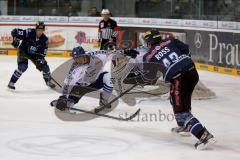 ERC-Ingolstadt gegen Hamburg Freezers Jared Ross mit Pass auf Patrick Hager der den 2:2 Ausgleichstreffer schiesst Foto: Juergen Meyer