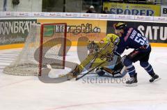 ERC-Ingolstadt gegen Krefeld Pinguine Patrik Hager beim 1:0 Foto: Jürgen Meyer