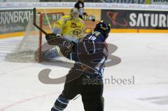 ERC-Ingolstadt gegen Krefeld Pinguine Joe Motzko beim Torschuss Foto: Jürgen Meyer