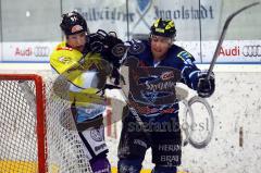 DEL - ERC Ingolstadt - Krefeld Pinguine - Joe Motzko in einem hart geführtem Zweikampf. Foto: Adalbert Michalik