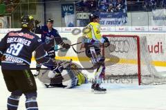 DEL - ERC Ingolstadt - Krefeld Pinguine. Patrick Hager trifft zum 1:0 und jubelt. Foto: Adalbert Michalik