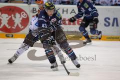 ERC-Ingolstadt gegen Iserlohn Roosters Derek Hahn im ZweikampfFoto: Juergen Meyer