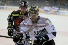 ERC-Ingolstadt gegen Krefeld Pinguine Craig Weller im Zweikampf an der Bande Foto: Jürgen Meyer