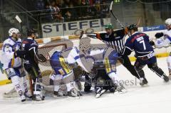 Joe Motzko in der Mitte wird von zwei Münchner Spielern sowie dem Torhüter gestoppt. Wyatt Smith (rechts) und Christoph Gawlik können nur zuschauen. Aufgenommen im Spiel zwischen ERC Ingolstadt und EHC München in der Ingolstädter Saturn Arena am 20.02.201