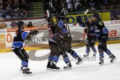 Torjubel der Ingolstädter Panther nach dem Tor von Matt Hussey zum 1:0.  Aufgenommen im Derby zwischen dem ERC Ingolstadt und den Straubing Tigers in der Saturn Arena Ingolstadt am 26.12.2010