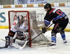 Peter Schaefer scheitert mit einem Torschuss am Augsburger Torhüter Leonardo Conti. Aufgenommen im Spiel ERC Ingolstadt gegen Augsburg Panther am 28.01.2011 in der Ingolstädter Saturn Arena.