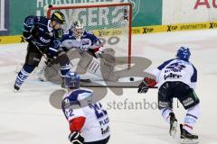 DEL - ERC Ingolstadt - Adler Mannheim - Jared Ross (#42 ERC Ingolstadt) - Dennis Endras Torwart Mannheim - Foto: Jürgen Meyer