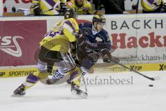 ERC Ingolstadt - Krefeld Pinguine - Jared Ross (#42 ERC Ingolstadt) - Kyle Sonnenburg Krefled #34 - Foto: Jürgen Meyer