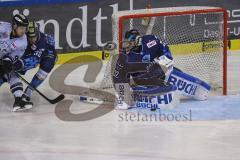Im Bild: Tim Wohlgemuth (#33 ERC) und Jochen Reimer (#32 Torwart ERC)

Eishockey - Herren - DEL - Saison 2019/2020, Spiel 2 - 17.09.2019 -  ERC Ingolstadt - Nürnberg Ice Tigers - Foto: Ralf Lüger