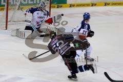 DEL - ERC Ingolstadt - Adler Mannheim - Patrick Hager (#52 ERC Ingolstadt) - Dennis Endras Torwart Mannheim - Foto: Jürgen Meyer