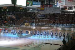 DEL - ERC Ingolstadt - Augsburg Panther - Teamaufstellung vor den Fans zum ersten Heimspiel, Fan Choreogarphie Pokal Meister Jubel Fahnen