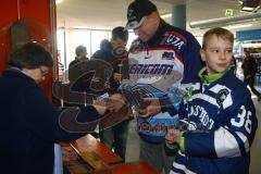 DEL - ERC Ingolstadt - Straubing Tigers - Verkauf der Lose bei der Tombola des LionsClub Ingolstadt - Foto: Adalbert Michalik