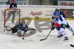 DEL - ERC Ingolstadt - Adler Mannheim - Timo Pielmeier (#51 ERC Ingolstadt) - Andrew Joudrey#11 weiss Mannheim - Foto: Jürgen Meyer