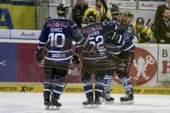 ERC Ingolstadt - Krefeld Pinguine - Brandon Buck (#9 ERC Ingolstadt) mit dem 1:0 Führungstreffer - Patrick Hager (#52 ERC Ingolstadt) - Jeffrey Szwez (#10 ERC Ingolstadt) freuen sich über das Tor von Brandon Buck (#9 ERC Ingolstadt) -  - Foto: Jürgen Meye