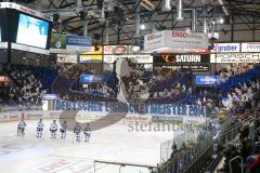 DEL - ERC Ingolstadt - Augsburg Panther - Teamaufstellung vor den Fans zum ersten Heimspiel, Fan Choreogarphie Pokal Meister Jubel Fahnen