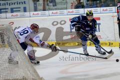 Playoff 3. Viertelfinalspiel- ERC Ingolstadt - Iserlohn Roosters - Aaron Brocklehurst (#4 ERC Ingolstadt) - Richard Jares #18 weiss Iserlohn - Foto: Marek Kowalski