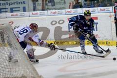 Playoff 3. Viertelfinalspiel- ERC Ingolstadt - Iserlohn Roosters - Aaron Brocklehurst (#4 ERC Ingolstadt) - Richard Jares #18 weiss Iserlohn - Foto: Marek Kowalski