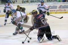 DEL - ERC Ingolstadt - Augsburg Panther - rechst Brandon Buck (9) kämpft auf den Knien um den Puck