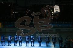 DEL - ERC Ingolstadt - Augsburg Panther - Teamaufstellung vor den Fans zum ersten Heimspiel, Fan Choreogarphie Pokal Meister Jubel Fahnen