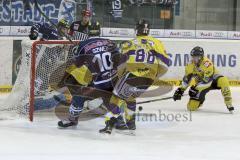 ERC Ingolstadt - Krefeld Pinguine - Jeffrey Szwez (#10 ERC Ingolstadt) - Tomas Duba Torwart Krefeld - Daniel Pietta #86 Krefeld - Foto: Jürgen Meyer