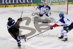 DEL - ERC Ingolstadt - Adler Mannheim - Benedikt Schopper (#11 ERC Ingolstadt) - Dennis Endras Torwart Mannheim - Foto: Jürgen Meyer