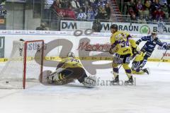 ERC Ingolstadt - Krefeld Pinguine - Brandon Buck (#9 ERC Ingolstadt) mit dem 1:0 Führungstreffer - Thomas Duba Torwart Krefeld - Foto: Jürgen Meyer